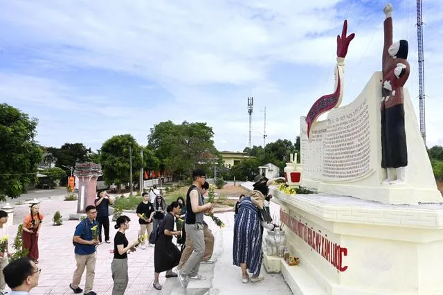 Các công dân Hàn Quốc đặt hoa tại bia tưởng niệm ghi lại vụ thảm sát của quân đội Hàn Quốc tại Bàn Tường, miền Trung Việt Nam = tháng 7 năm 2025 (Kyodo)