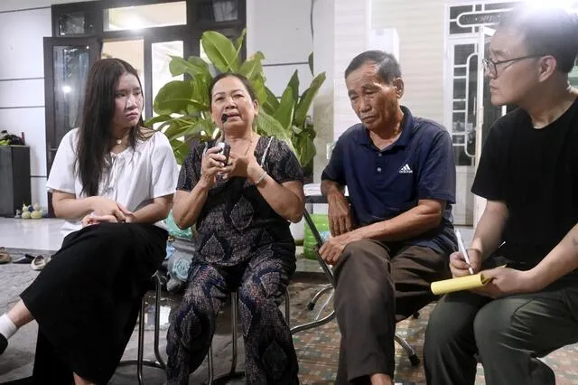 Bà Nguyễn Thị Thanh (thứ hai từ trái) và ông Trần Văn Giáp (thứ ba từ trái) nói chuyện với các công dân Hàn Quốc đến thăm về vụ thảm sát = tháng 7 năm 2025, ngoại ô Đà Nẵng, Việt Nam (Kyodo)