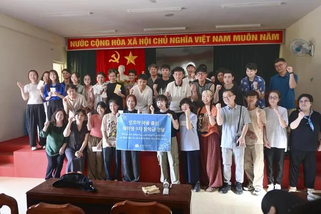 Lễ trao học bổng cho sinh viên Việt Nam với sự tham gia của các công dân Hàn Quốc = tháng 7 năm 2025, Bàn Tường, miền Trung Việt Nam (Kyodo)
