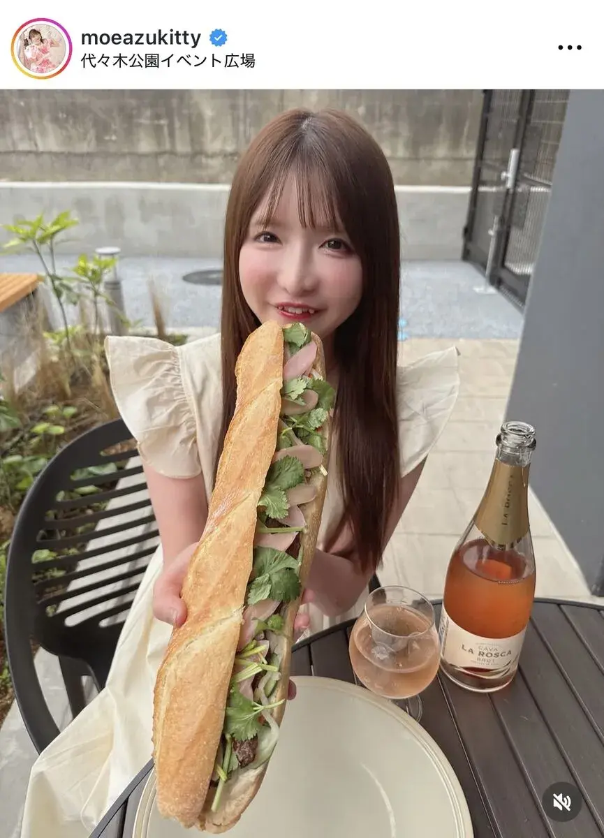 Moeno Azuki quảng bá Bánh Mì tại Lễ hội VN