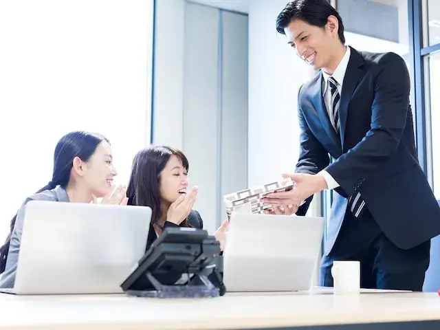 Tại sao nên cấm quà lưu niệm ở công sở?