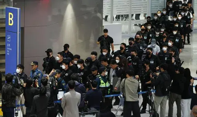 Campuchia triệt phá ổ lừa đảo, 13 người Nhật bị bắt