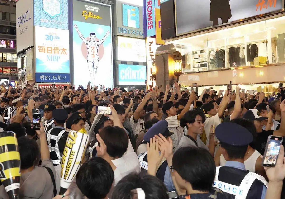 Cảnh sát Osaka tăng cường an ninh ngăn nhảy sông Dotonbori