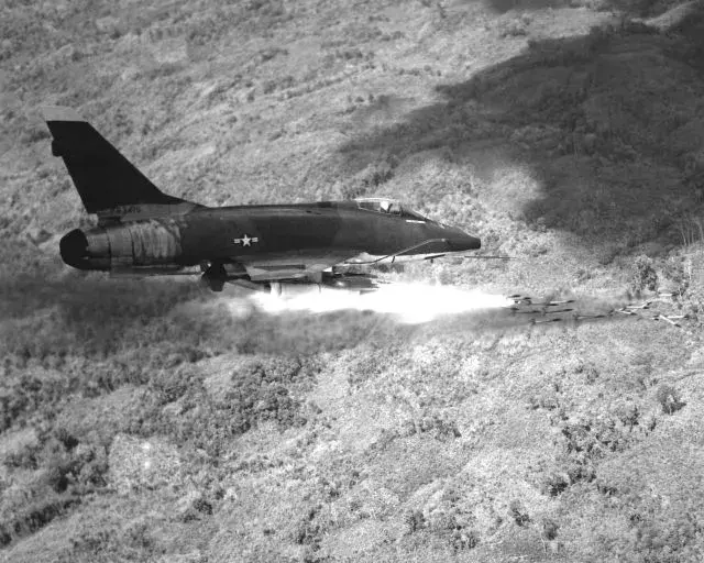 F-100 Super Sabre Chiến đấu cơ siêu thanh sản xuất hàng loạt đầu tiên thế giới