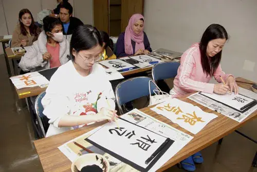 Học sinh nước ngoài trải nghiệm thư pháp tại Kameyama