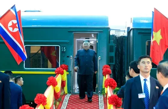 Kim Jong Un thăm Trung Quốc Kiểm soát tàu, bay Koryo