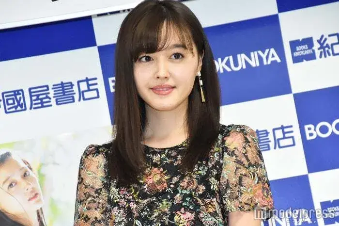 Koharu Kusumi khoe dáng với áo hai dây mừng tuổi 33