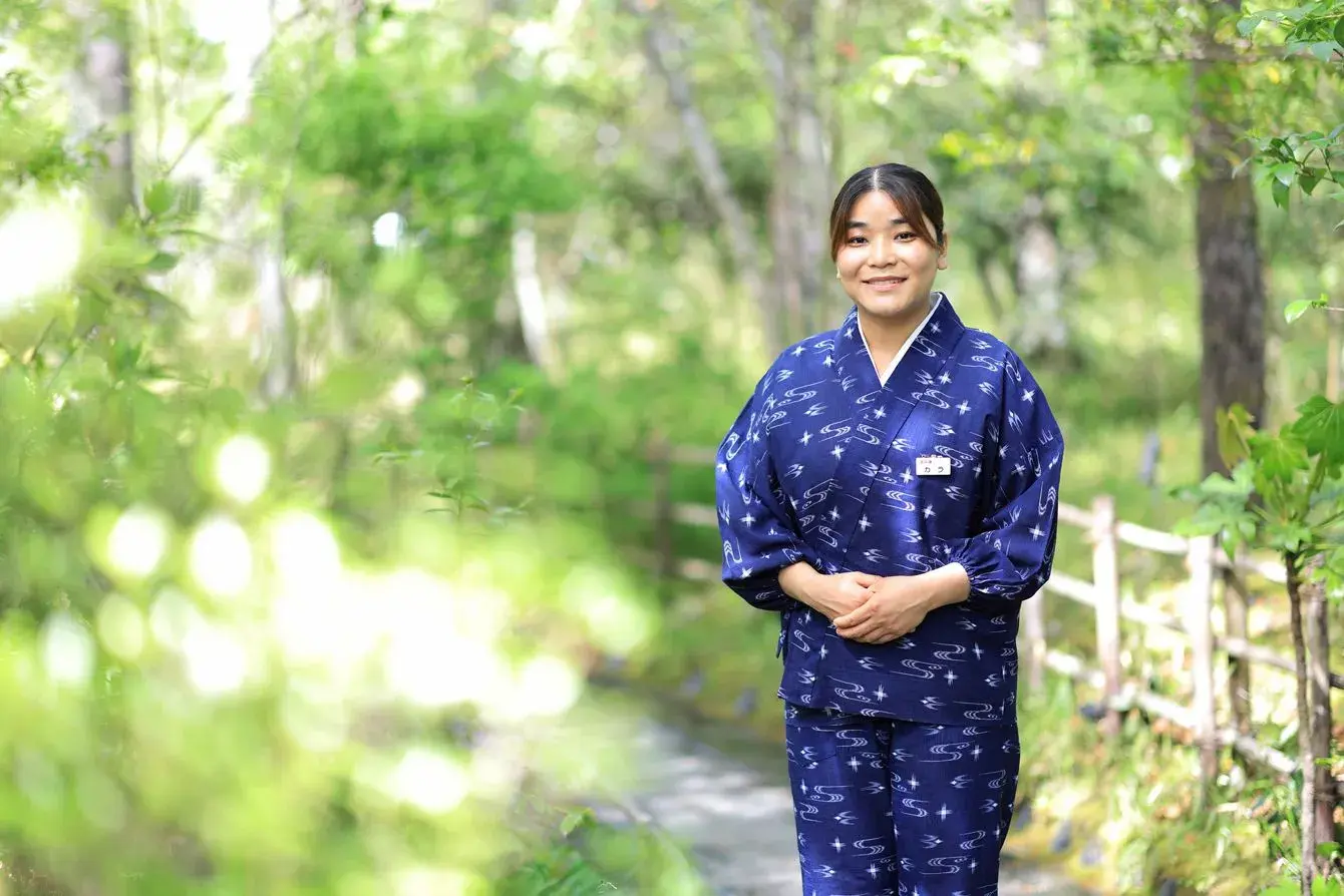Nữ phục vụ Nepal bất ngờ trước 'chuẩn mực' Nhật Bản tại Yufuin