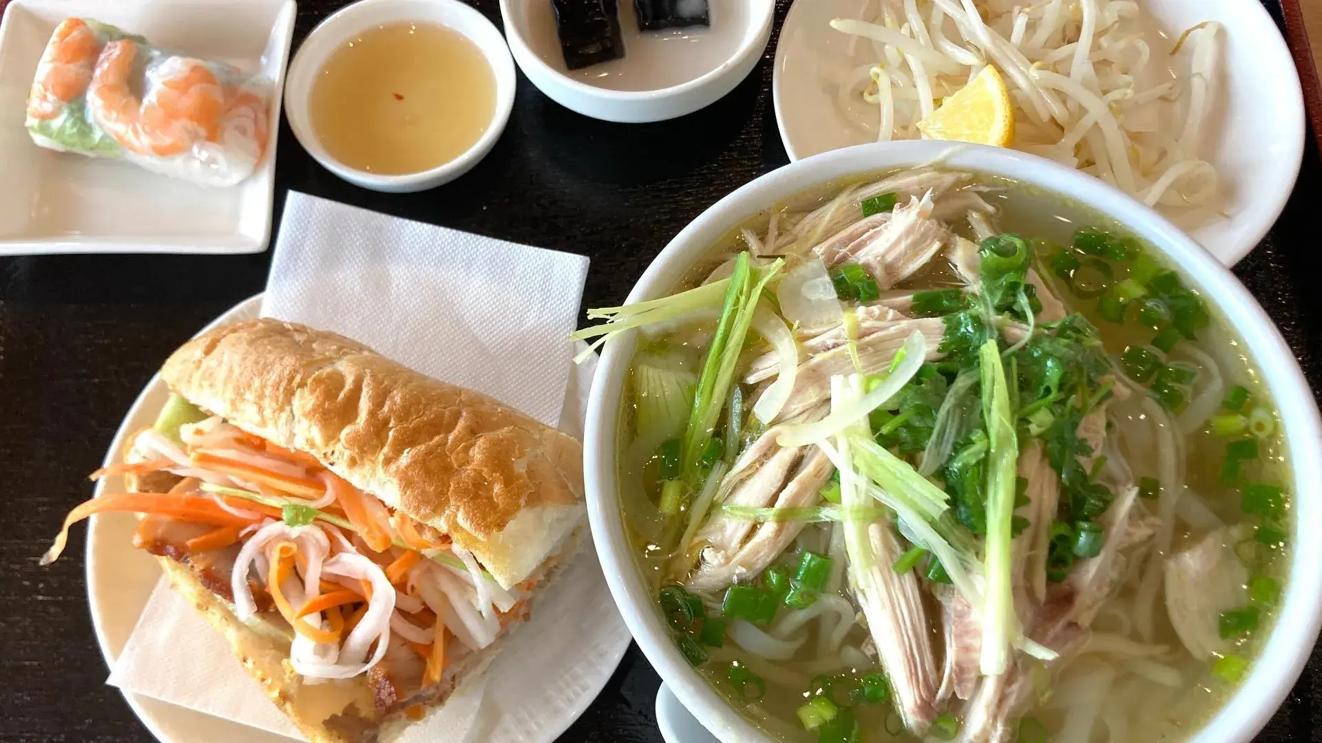 Ohayo Saigon Tsurumai Bữa trưa Việt ngon, đa dạng