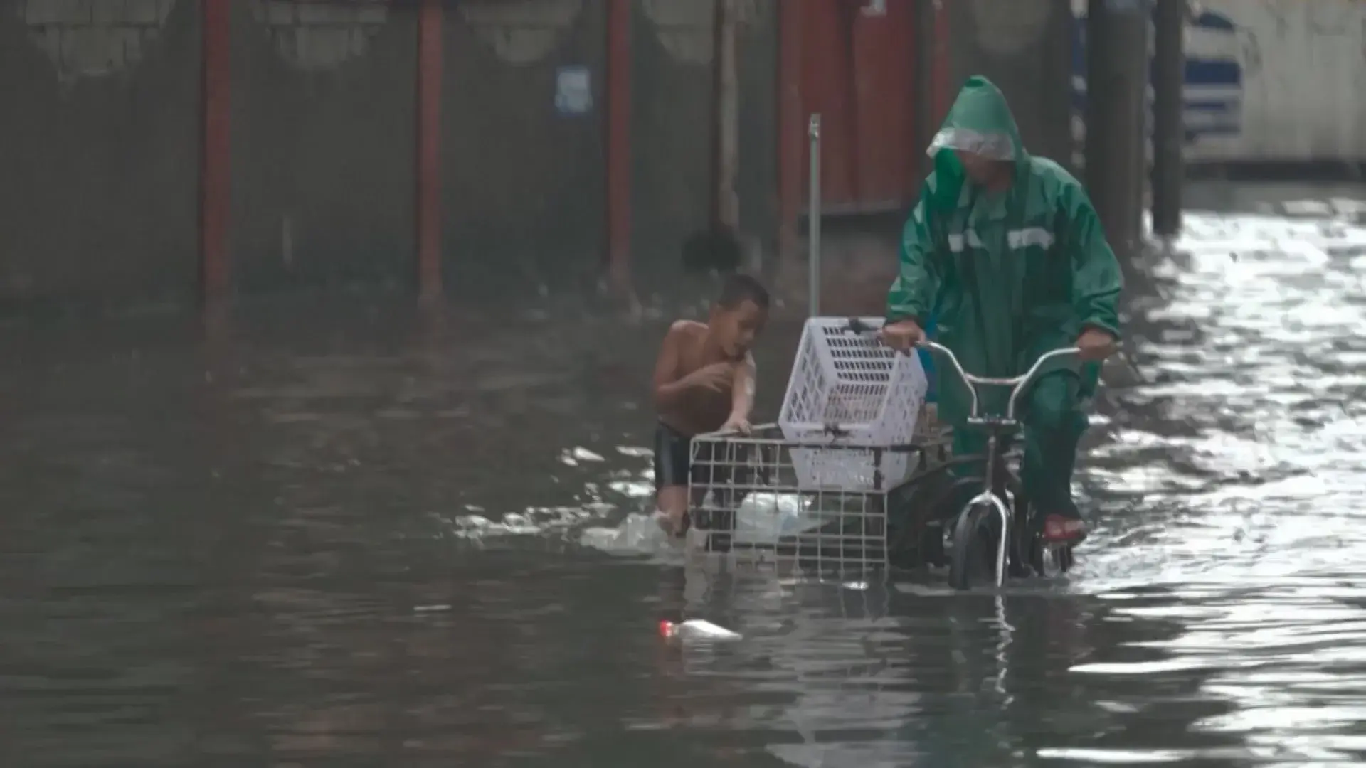 Philippines mưa lũ lớn do bão số 6, 2 người mất tích
