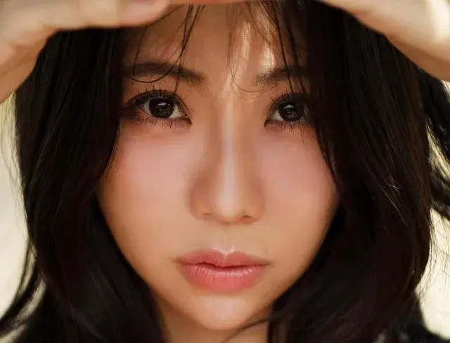 Sách ảnh 15 năm của Fumina Suzuki Nét quyến rũ táo bạo
