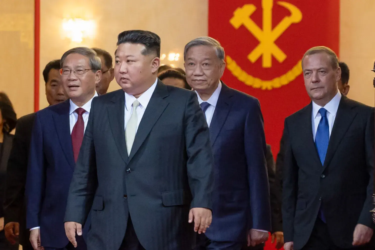 Triều Tiên tăng diễu binh, phi hạt nhân khó khăn