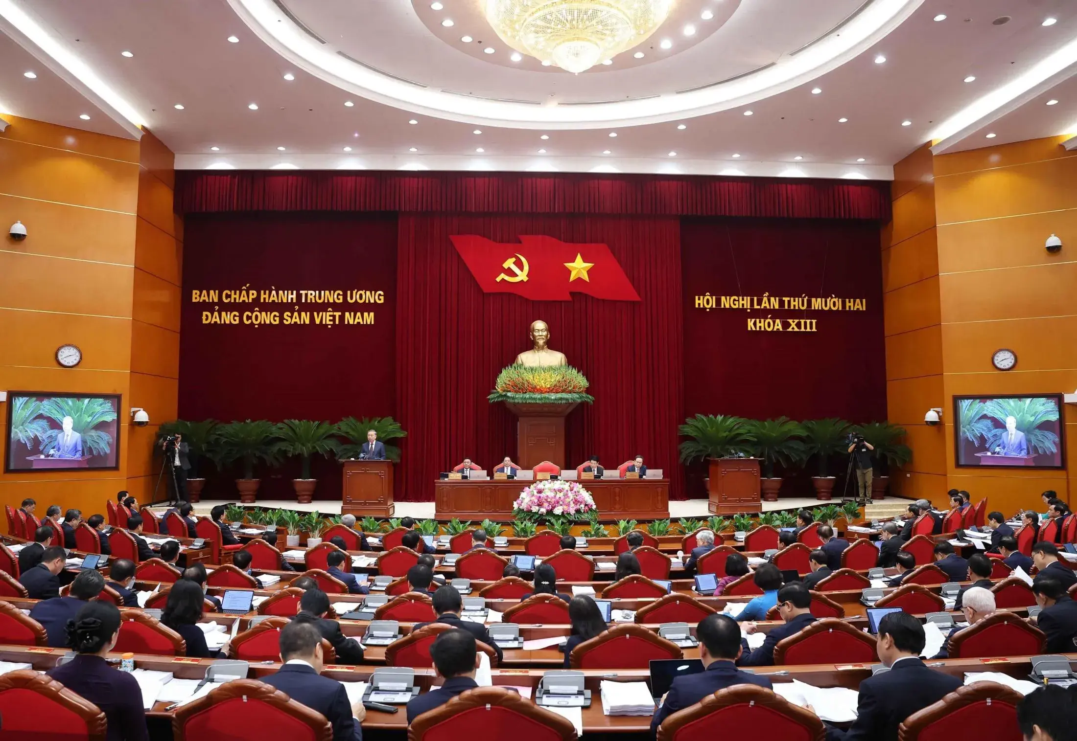 Việt Nam Cách chức cựu Chủ tịch nước Nguyễn Xuân Phúc và Võ Văn Thưởng