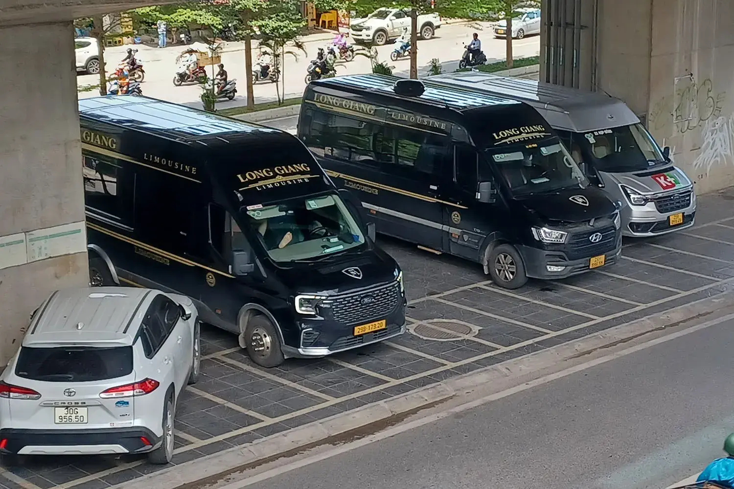Xe khách Hiace ở Nhật và xe có mui tại châu Á